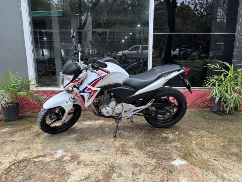 HONDA - CB 300R - 2013/2014 - Branca - R$ 15.500,00