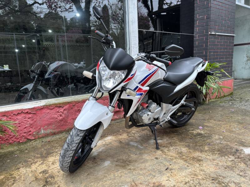 HONDA - CB 300R - 2013/2014 - Branca - R$ 15.500,00