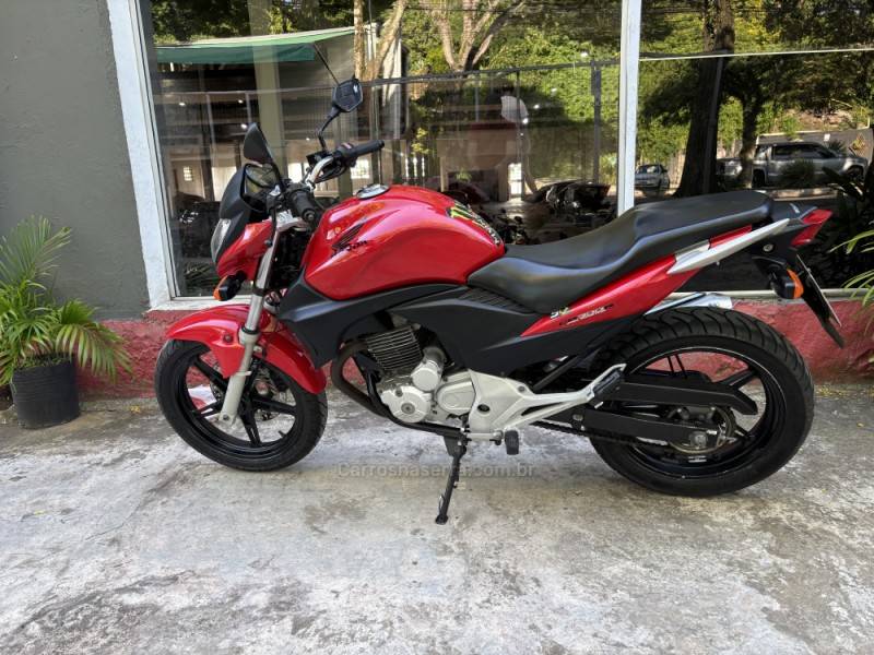 HONDA - CB 300R - 2009/2010 - Vermelha - R$ 12.500,00