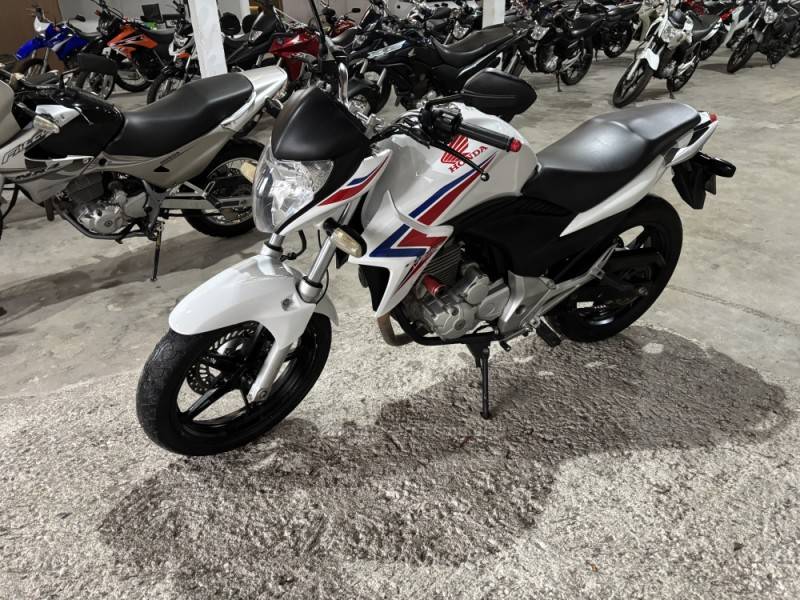 HONDA - CB 300R - 2013/2014 - Branca - R$ 15.500,00