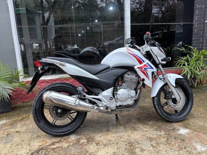HONDA - CB 300R - 2013/2014 - Branca - R$ 15.500,00